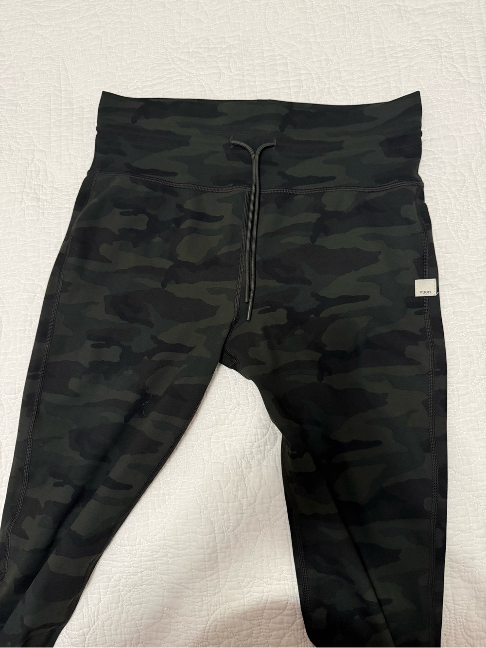 Vuori Daily Leggings Women’s - Camo Leggings - Black & Dark Green